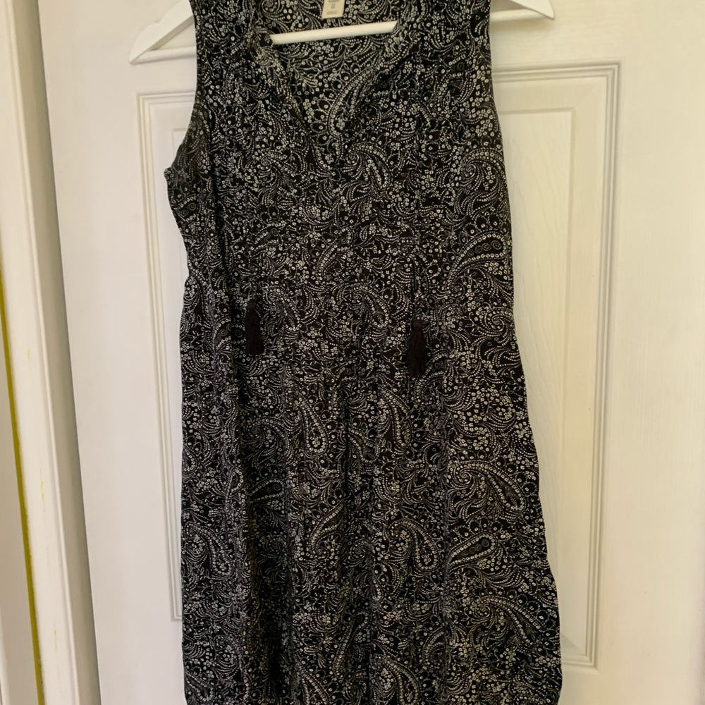 Old Navy Black and White Sleeveless V-Neck Sundress